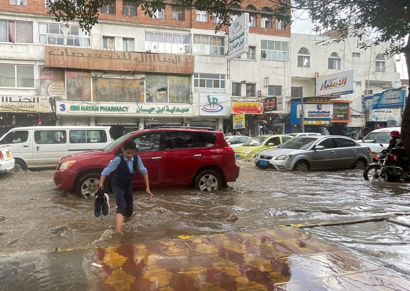 Seorang pria menyeberangi jalan yang banjir saat hujan lebat di Sanaa, Yaman, 28 Agustus 2024. Seorang pria menyeberangi jalan yang banjir saat hujan lebat di Sanaa, Yaman, 28 Agustus 2024. (REUTERS/Khaled Abdullah)