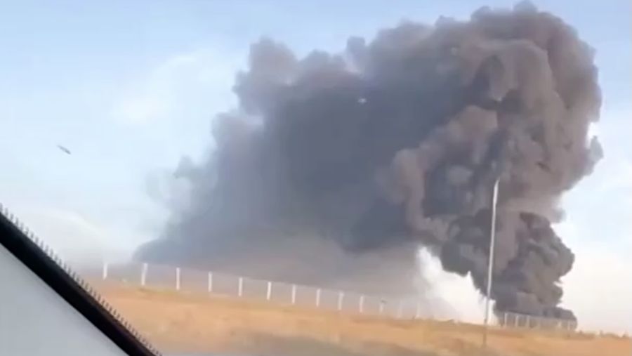 Serangan pesawat nirawak Ukraina memicu kebakaran di depot minyak di distrik Kamensky di wilayah selatan Rusia, Rostov, Rabu (28/8/2024). (Tangkapan Layar Video Reuters/Sosial Media)