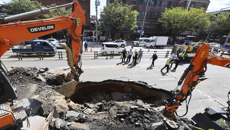 A vehicle that fell into a sinkhole is seen on a street in Seoul, South Korea, Thursday, Aug. 29, 2024. (Seo Dae-yeon/Yonhap via AP)