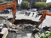 Truk Masuk Sinkhole 6 Meter, Sopir Terjebak 24 Jam-Hilang Kontak