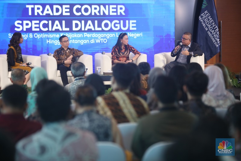 Menteri Perdagangan RI, Zulkifli Hasan menyampaikan pidato utama dalam acara Trade Corner Special Dialogue di Auditorium Gedung Kementerian Perdagangan, Jakarta, Kamis (29/8/2024). (CNBC Indonesia/Faisal Rahman)
