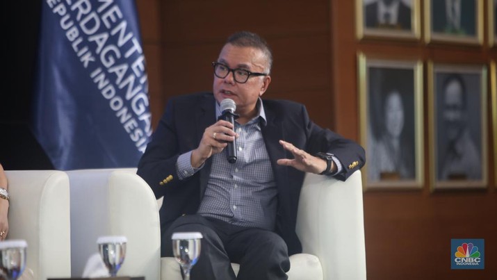 Staf Khusus Menteri Perdagangan Bidang Perjanjian Perdagangan Internasional Kementerian Perdagangan RI, Bara Krishna Hasibuan menyampaikan pemaparan dalam acara Trade Corner Special Dialogue di Auditorium Gedung Kementerian Perdagangan, Jakarta, Kamis (29/8/2024). (CNBC Indonesia/Faisal Rahman)