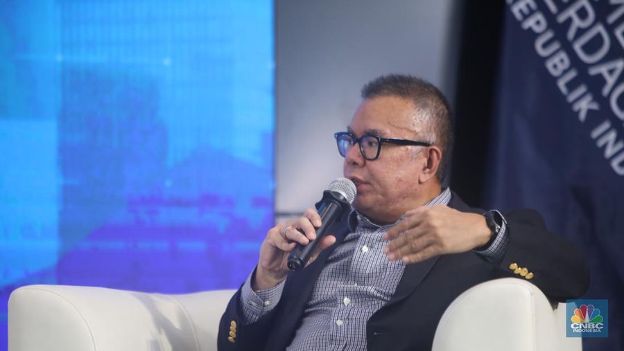 Staf Khusus Menteri Perdagangan Bidang Perjanjian Perdagangan Internasional Kementerian Perdagangan RI, Bara Krishna Hasibuan menyampaikan pemaparan dalam acara Trade Corner Special Dialogue di Auditorium Gedung Kementerian Perdagangan, Jakarta, Kamis (29/8/2024). (CNBC Indonesia/Faisal Rahman)
