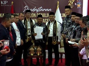 Berkemeja Putih, Pasangan Irwan Djohan-Khairul Amal Daftar ke KIP Banda Aceh