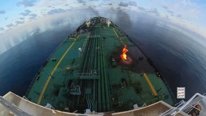 Ledakan terjadi di dek kapal tanker minyak berbendera Yunani Sounion di Laut Merah, dalam gambar selebaran yang dirilis pada 29 Agustus 2024. Ledakan terjadi di dek kapal tanker minyak berbendera Yunani Sounion di Laut Merah, dalam gambar selebaran yang dirilis pada 29 Agustus 2024. (Houthi Military Media/Handout via REUTERS)
