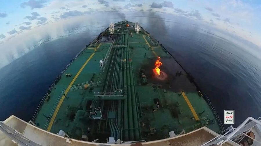 Ledakan terjadi di dek kapal tanker minyak berbendera Yunani Sounion di Laut Merah, dalam gambar selebaran yang dirilis pada 29 Agustus 2024. (Houthi Military Media/Handout via REUTERS)