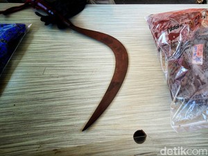 Pelajar SMP di Sukabumi Tewas Dibacok, Celurit-Seragam Berdarah Disita