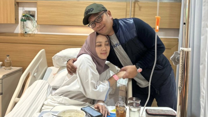 Calon Gubernur DKI Jakarta, Ridwan Kamil menjaga sang Istri Atalia Praratya yang sedang dirawat di rumah sakit. (Instagram @ataliapr)