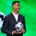 Cristiano Ronaldo menerima penghargaan pencetak gol terbanyak sepanjang masa Liga Champions. (REUTERS/Manon Cruz)