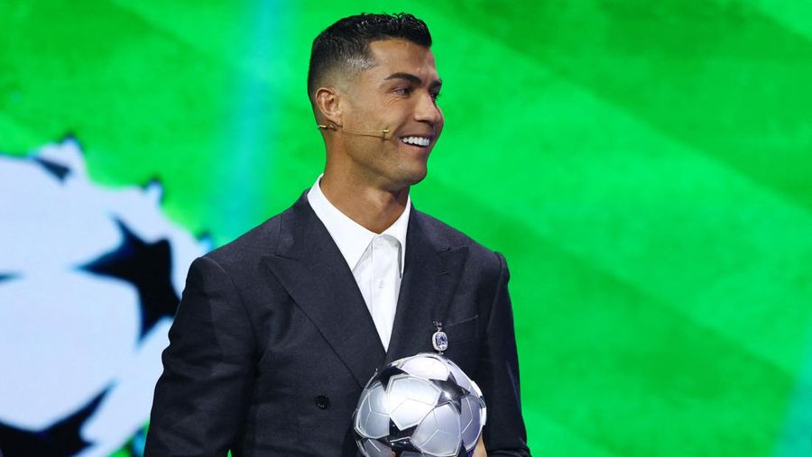 Cristiano Ronaldo menerima penghargaan pencetak gol terbanyak sepanjang masa Liga Champions. (REUTERS/Manon Cruz)