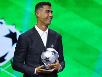 Cristiano Ronaldo menerima penghargaan pencetak gol terbanyak sepanjang masa Liga Champions. (REUTERS/Manon Cruz)