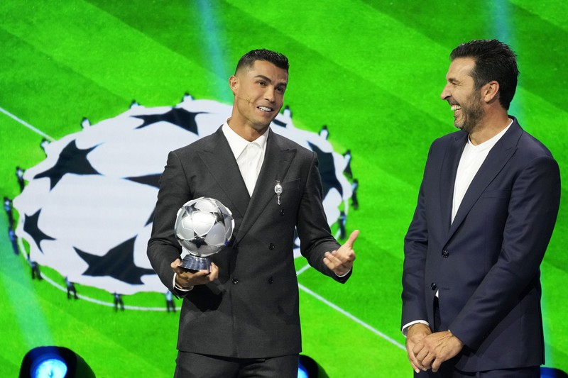 Cristiano Ronaldo, pencetak gol terbanyak sepanjang masa di Liga Champions, menerima penghargaan khusus dari Presiden UEFA Aleksander Ceferin sebagai pengakuan atas prestasinya dalam kompetisi tersebut, selama pengundian fase liga Liga Champions di Monaco, Kamis, 29 Agustus 2024. Cristiano Ronaldo, pencetak gol terbanyak sepanjang masa di Liga Champions, menerima penghargaan khusus dari Presiden UEFA Aleksander Ceferin sebagai pengakuan atas prestasinya dalam kompetisi tersebut, selama pengundian fase liga Liga Champions di Monaco, Kamis, 29 Agustus 2024. (AP Photo/Gregorio Borgia)