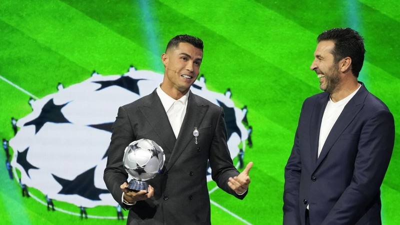 Cristiano Ronaldo, pencetak gol terbanyak sepanjang masa di Liga Champions, menerima penghargaan khusus dari Presiden UEFA Aleksander Ceferin sebagai pengakuan atas prestasinya dalam kompetisi tersebut, selama pengundian fase liga Liga Champions di Monaco, Kamis, 29 Agustus 2024. (AP Photo/Gregorio Borgia)