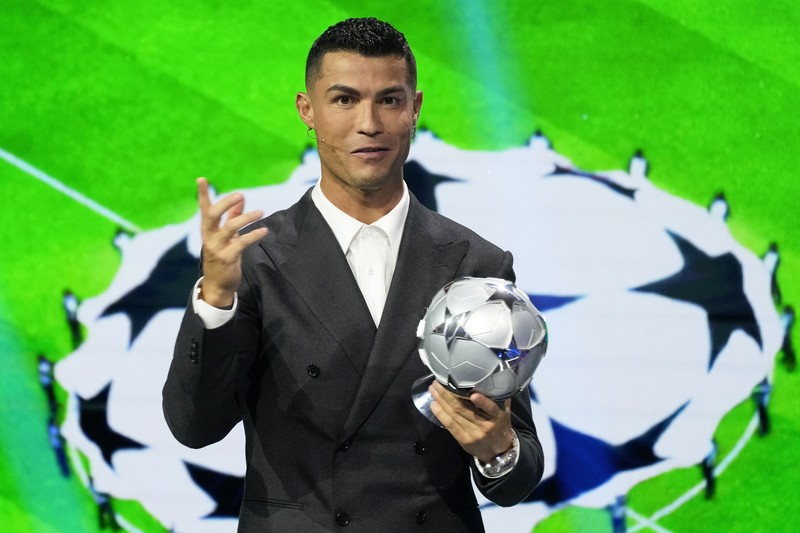 Cristiano Ronaldo, pencetak gol terbanyak sepanjang masa di Liga Champions, menerima penghargaan khusus dari Presiden UEFA Aleksander Ceferin sebagai pengakuan atas prestasinya dalam kompetisi tersebut, selama pengundian fase liga Liga Champions di Monaco, Kamis, 29 Agustus 2024. (AP Photo/Gregorio Borgia)