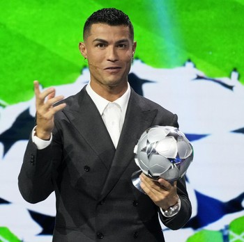 Top! Potret Cristiano Ronaldo Raih Penghargaan Spesial dari UEFA