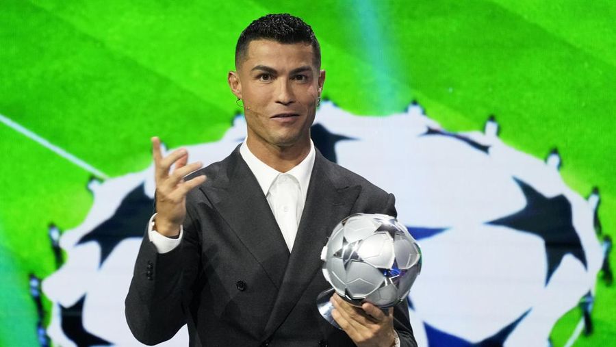 Cristiano Ronaldo, pencetak gol terbanyak sepanjang masa di Liga Champions, berbicara setelah menerima penghargaan khusus dari Presiden UEFA Aleksander Ceferin sebagai pengakuan atas prestasinya dalam kompetisi tersebut, selama pengundian fase liga Liga Champions di Monaco, Kamis, 29 Agustus 2024. (AP Photo/Gregorio Borgia)