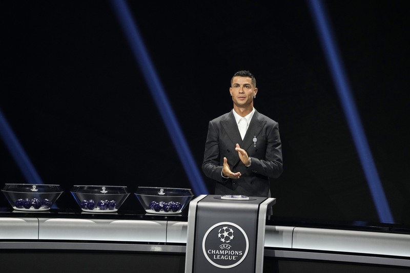 Cristiano Ronaldo, pencetak gol terbanyak sepanjang masa di Liga Champions, menerima penghargaan khusus dari Presiden UEFA Aleksander Ceferin sebagai pengakuan atas prestasinya dalam kompetisi tersebut, selama pengundian fase liga Liga Champions di Monaco, Kamis, 29 Agustus 2024. (AP Photo/Gregorio Borgia)