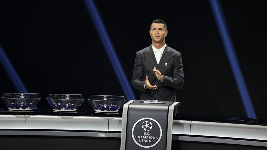 Cristiano Ronaldo, pencetak gol terbanyak sepanjang masa di Liga Champions, menerima penghargaan khusus dari Presiden UEFA Aleksander Ceferin sebagai pengakuan atas prestasinya dalam kompetisi tersebut, selama pengundian fase liga Liga Champions di Monaco, Kamis, 29 Agustus 2024. (AP Photo/Gregorio Borgia)