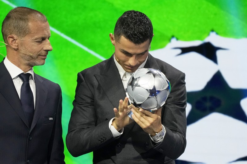 Cristiano Ronaldo, pencetak gol terbanyak sepanjang masa di Liga Champions, menerima penghargaan khusus dari Presiden UEFA Aleksander Ceferin sebagai pengakuan atas prestasinya dalam kompetisi tersebut, selama pengundian fase liga Liga Champions di Monaco, Kamis, 29 Agustus 2024. (AP Photo/Gregorio Borgia)