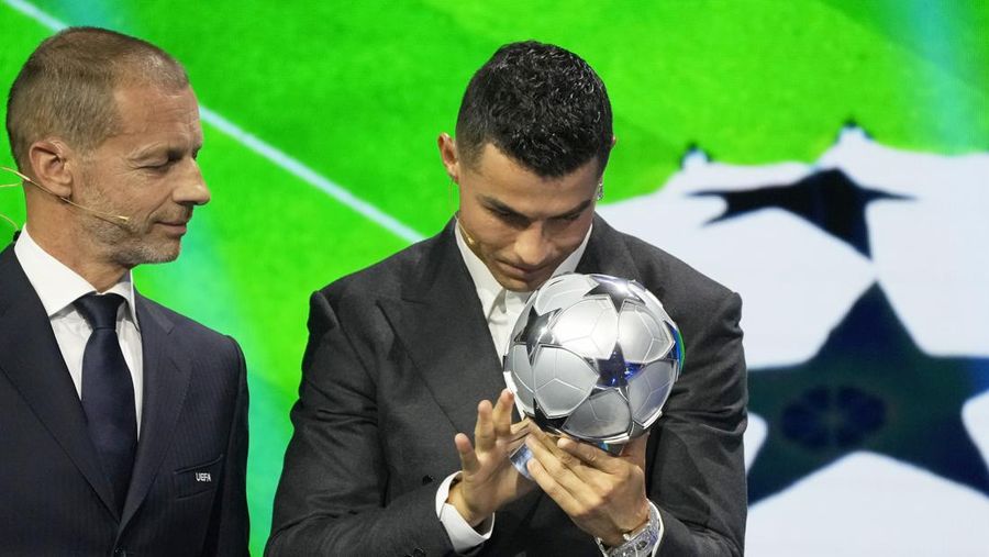 Cristiano Ronaldo, pencetak gol terbanyak sepanjang masa di Liga Champions, menerima penghargaan khusus dari Presiden UEFA Aleksander Ceferin sebagai pengakuan atas prestasinya dalam kompetisi tersebut, selama pengundian fase liga Liga Champions di Monaco, Kamis, 29 Agustus 2024. (AP Photo/Gregorio Borgia)