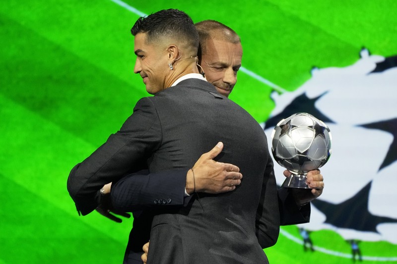 Cristiano Ronaldo, pencetak gol terbanyak sepanjang masa di Liga Champions, menerima penghargaan khusus dari Presiden UEFA Aleksander Ceferin sebagai pengakuan atas prestasinya dalam kompetisi tersebut, selama pengundian fase liga Liga Champions di Monaco, Kamis, 29 Agustus 2024. (AP Photo/Gregorio Borgia)