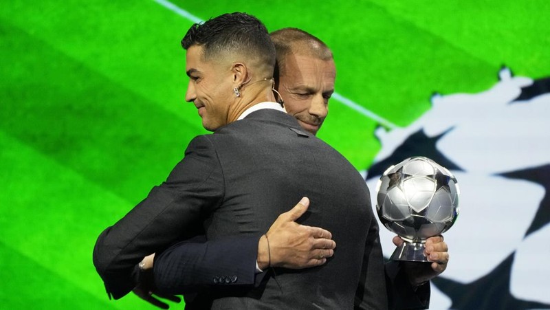 Cristiano Ronaldo, pencetak gol terbanyak sepanjang masa di Liga Champions, menerima penghargaan khusus dari Presiden UEFA Aleksander Ceferin sebagai pengakuan atas prestasinya dalam kompetisi tersebut, selama pengundian fase liga Liga Champions di Monaco, Kamis, 29 Agustus 2024. (AP Photo/Gregorio Borgia)