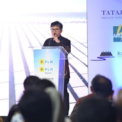 Terbesar di RI, PLN & AHP Operasikan PLTS Ground-mounted 100 MWp