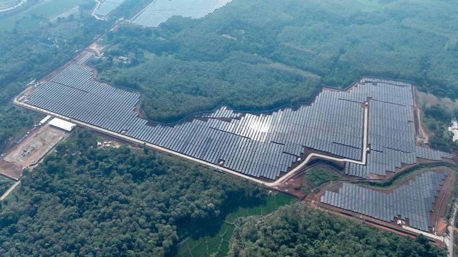 Foto aerial salah satu lokasi PLTS ground-mounted terbesar di Indonesia dengan kapasitas 100 Megawatt peak (MWp) di Kawasan Industri Kota Bukit Indah, Kabupaten Purwakarta, Jawa Barat. (Dok. PT PLN (Persero)