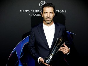 Gianluigi Buffon Raih Presidents Award dari UEFA