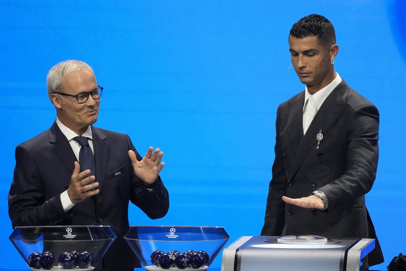 Cristiano Ronaldo, pencetak gol terbanyak sepanjang masa di Liga Champions, menerima penghargaan khusus dari Presiden UEFA Aleksander Ceferin sebagai pengakuan atas prestasinya dalam kompetisi tersebut, selama pengundian fase liga Liga Champions di Monaco, Kamis, 29 Agustus 2024. (AP Photo/Gregorio Borgia)
