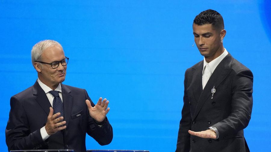 Cristiano Ronaldo, pencetak gol terbanyak sepanjang masa di Liga Champions, menerima penghargaan khusus dari Presiden UEFA Aleksander Ceferin sebagai pengakuan atas prestasinya dalam kompetisi tersebut, selama pengundian fase liga Liga Champions di Monaco, Kamis, 29 Agustus 2024. (AP Photo/Gregorio Borgia)