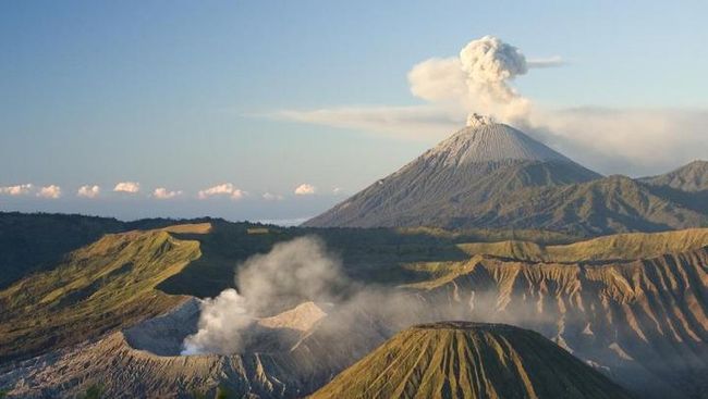 Gunung Semeru Erupsi, Luncurkan Awan Panas Sejauh 5,5 Kilometer