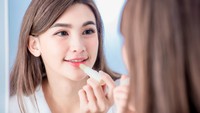 Masih Tetap Kusam Meski Sudah Pakai Lip Balm? Coba Urutan Lip Care Ini 