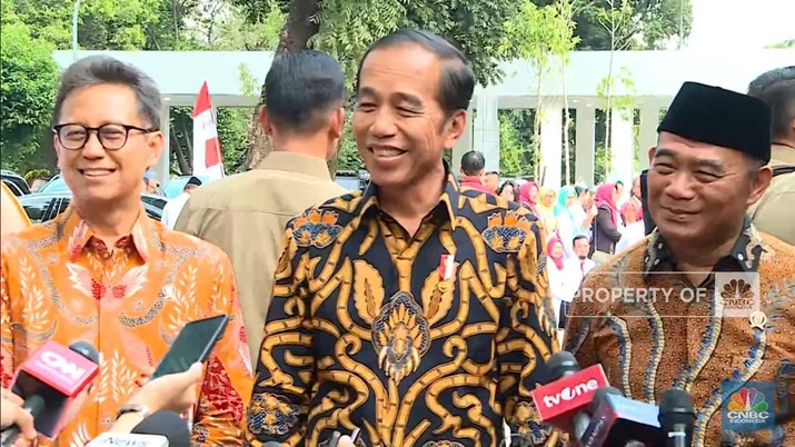 Presiden Joko Widodo membantah jika dirinya menjegal Anies Baswedan untuk maju di Pemilihan Umum Gubernur DKI Jakarta dan Jawa Barat.