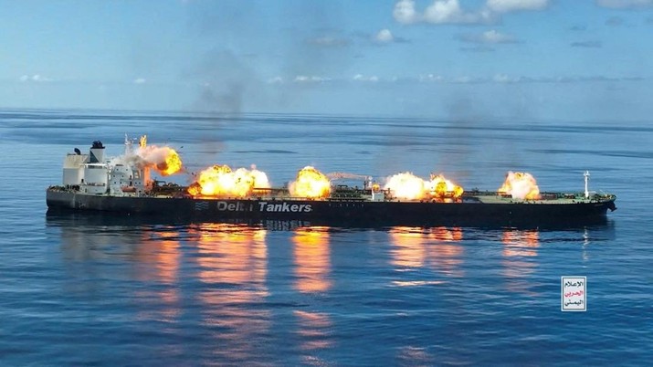 Ledakan terjadi di dek kapal tanker minyak berbendera Yunani Sounion di Laut Merah, dalam gambar selebaran yang dirilis pada 29 Agustus 2024. (Houthi Military Media/Handout via REUTERS)