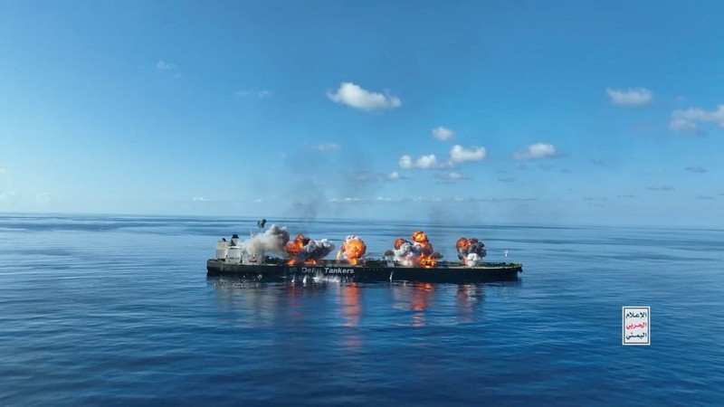 Ledakan terjadi di dek kapal tanker minyak berbendera Yunani Sounion di Laut Merah, dalam gambar selebaran yang dirilis pada 29 Agustus 2024. Ledakan terjadi di dek kapal tanker minyak berbendera Yunani Sounion di Laut Merah, dalam gambar selebaran yang dirilis pada 29 Agustus 2024. (Houthi Military Media/Handout via REUTERS)