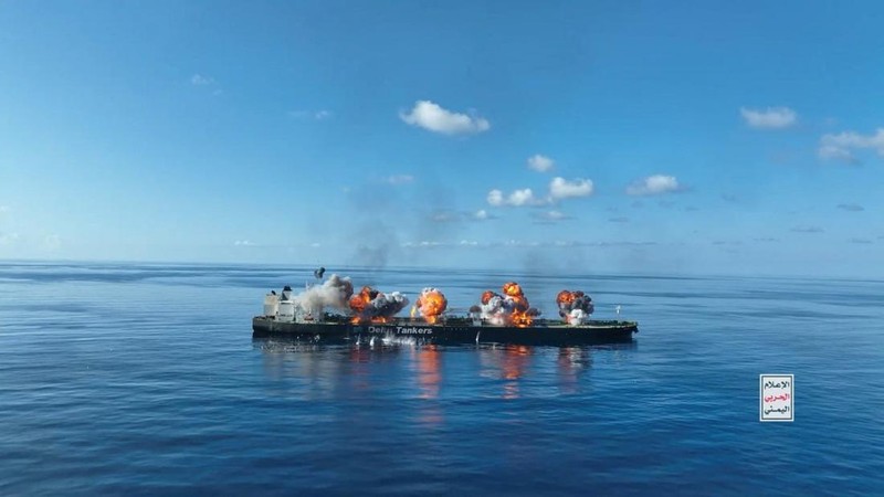 Ledakan terjadi di dek kapal tanker minyak berbendera Yunani Sounion di Laut Merah, dalam gambar selebaran yang dirilis pada 29 Agustus 2024. (Houthi Military Media/Handout via REUTERS)
