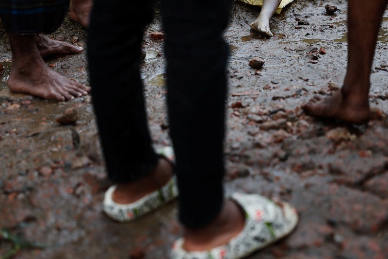 Orang-orang membawa barang-barang mereka untuk menyeberangi jalan yang banjir setelah hujan lebat di Ahmedabad, India, 28 Agustus 2024. Orang-orang membawa barang-barang mereka untuk menyeberangi jalan yang banjir setelah hujan lebat di Ahmedabad, India, 28 Agustus 2024. (REUTERS/Amit Dave)
