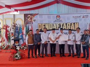 Teddy-Marjito Daftar Pilbup OKU ke KPU Naik Andong Diiringi Ribuan Masyarakat
