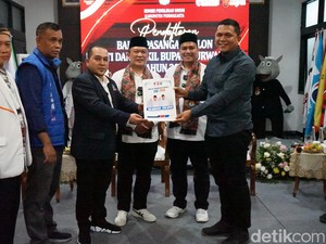Yadi-Pipin Daftar Pilbup Purwakarta Malam-malam, Disambut Pencak Silat