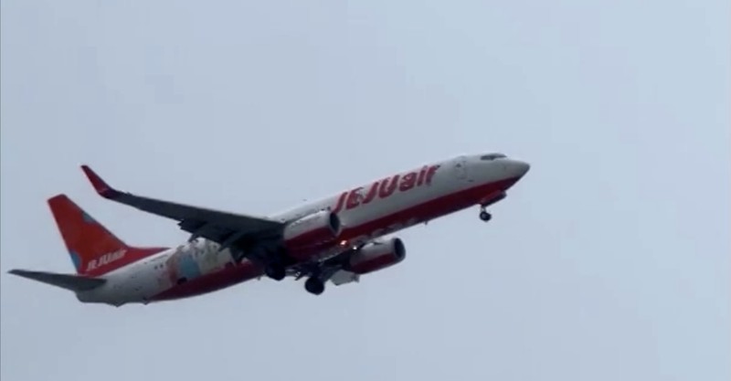 Pesawat Jeju Air nomor penerbangan 1408 terlihat bergoyang oleng diterpa angin topan Shanshan dan membatalkan pendaratannya di Bandara Fukuoka, Jepang Kamis (29/8/2024). Pesawat Jeju Air nomor penerbangan 1408 terlihat bergoyang oleng diterpa angin topan Shanshan dan membatalkan pendaratannya di Bandara Fukuoka, Jepang Kamis (29/8/2024). (Tangkapan Layar Video Reuters/KOJI ISHIMARU)