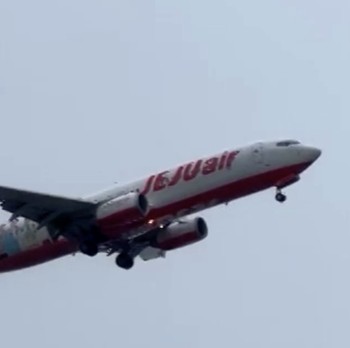 Detik-Detik Pesawat Oleng di Langit, Gagal Mendarat karena Badai Kuat