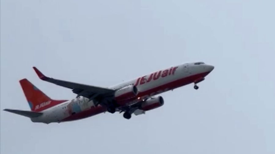 Pesawat Jeju Air nomor penerbangan 1408 terlihat bergoyang oleng diterpa angin topan Shanshan dan membatalkan pendaratannya di Bandara Fukuoka, Jepang Kamis (29/8/2024). (Tangkapan Layar Video Reuters/KOJI ISHIMARU)