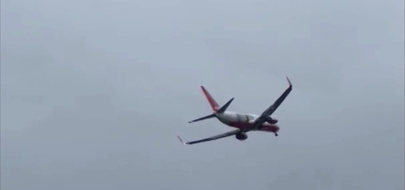 Pesawat Jeju Air nomor penerbangan 1408 terlihat bergoyang oleng diterpa angin topan Shanshan dan membatalkan pendaratannya di Bandara Fukuoka, Jepang Kamis (29/8/2024). Pesawat Jeju Air nomor penerbangan 1408 terlihat bergoyang oleng diterpa angin topan Shanshan dan membatalkan pendaratannya di Bandara Fukuoka, Jepang Kamis (29/8/2024). (Tangkapan Layar Video Reuters/KOJI ISHIMARU)