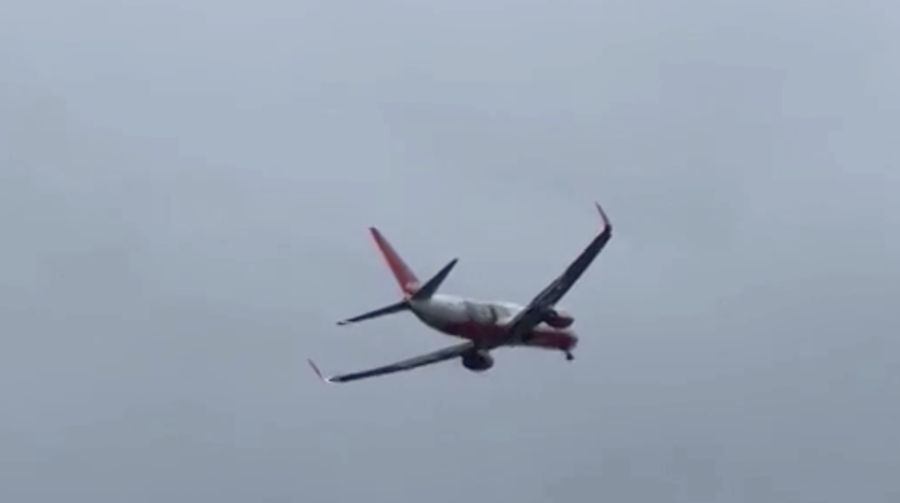 Pesawat Jeju Air nomor penerbangan 1408 terlihat bergoyang oleng diterpa angin topan Shanshan dan membatalkan pendaratannya di Bandara Fukuoka, Jepang Kamis (29/8/2024). (Tangkapan Layar Video Reuters/KOJI ISHIMARU)