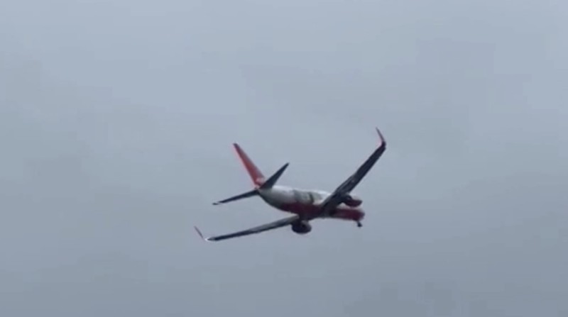 Pesawat Jeju Air nomor penerbangan 1408 terlihat bergoyang oleng diterpa angin topan Shanshan dan membatalkan pendaratannya di Bandara Fukuoka, Jepang Kamis (29/8/2024). (Tangkapan Layar Video Reuters/KOJI ISHIMARU)