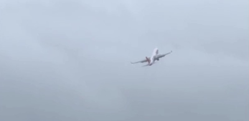 Pesawat Jeju Air nomor penerbangan 1408 terlihat bergoyang oleng diterpa angin topan Shanshan dan membatalkan pendaratannya di Bandara Fukuoka, Jepang Kamis (29/8/2024). Pesawat Jeju Air nomor penerbangan 1408 terlihat bergoyang oleng diterpa angin topan Shanshan dan membatalkan pendaratannya di Bandara Fukuoka, Jepang Kamis (29/8/2024). (Tangkapan Layar Video Reuters/KOJI ISHIMARU)