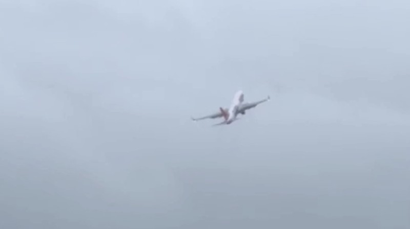 Pesawat Jeju Air nomor penerbangan 1408 terlihat bergoyang oleng diterpa angin topan Shanshan dan membatalkan pendaratannya di Bandara Fukuoka, Jepang Kamis (29/8/2024). (Tangkapan Layar Video Reuters/KOJI ISHIMARU)