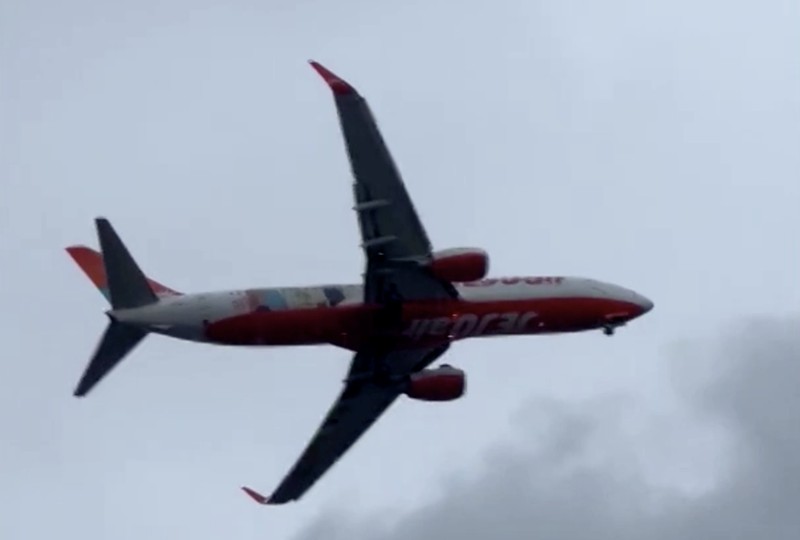 Pesawat Jeju Air nomor penerbangan 1408 terlihat bergoyang oleng diterpa angin topan Shanshan dan membatalkan pendaratannya di Bandara Fukuoka, Jepang Kamis (29/8/2024). Pesawat Jeju Air nomor penerbangan 1408 terlihat bergoyang oleng diterpa angin topan Shanshan dan membatalkan pendaratannya di Bandara Fukuoka, Jepang Kamis (29/8/2024). (Tangkapan Layar Video Reuters/KOJI ISHIMARU)