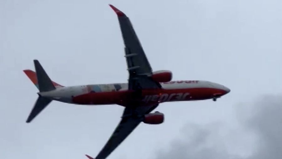 Pesawat Jeju Air nomor penerbangan 1408 terlihat bergoyang oleng diterpa angin topan Shanshan dan membatalkan pendaratannya di Bandara Fukuoka, Jepang Kamis (29/8/2024). (Tangkapan Layar Video Reuters/KOJI ISHIMARU)